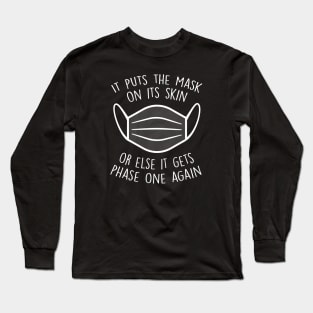 It puts the face mask on its skin Long Sleeve T-Shirt